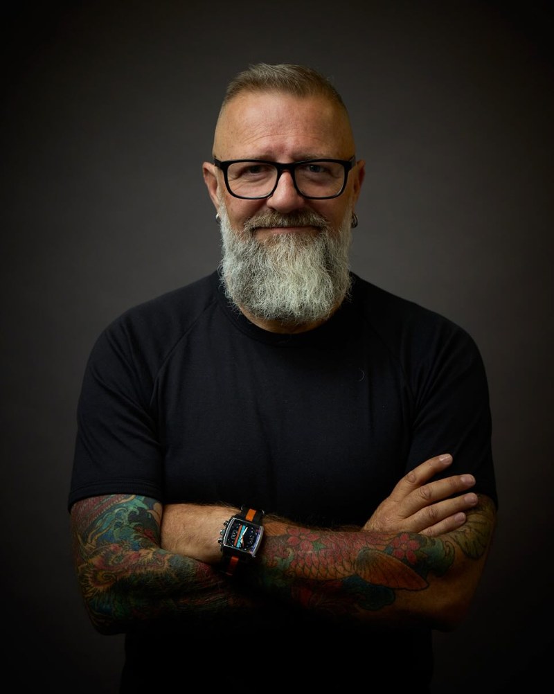 Rob Linton: studio portrait, arms crossed, black t-shirt and glasses